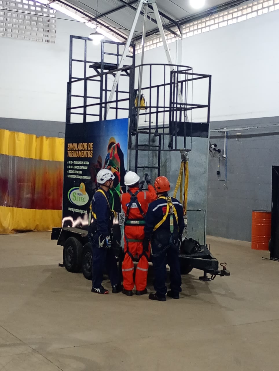Instrutores do Grupo SETEC ao lado do simulador móvel