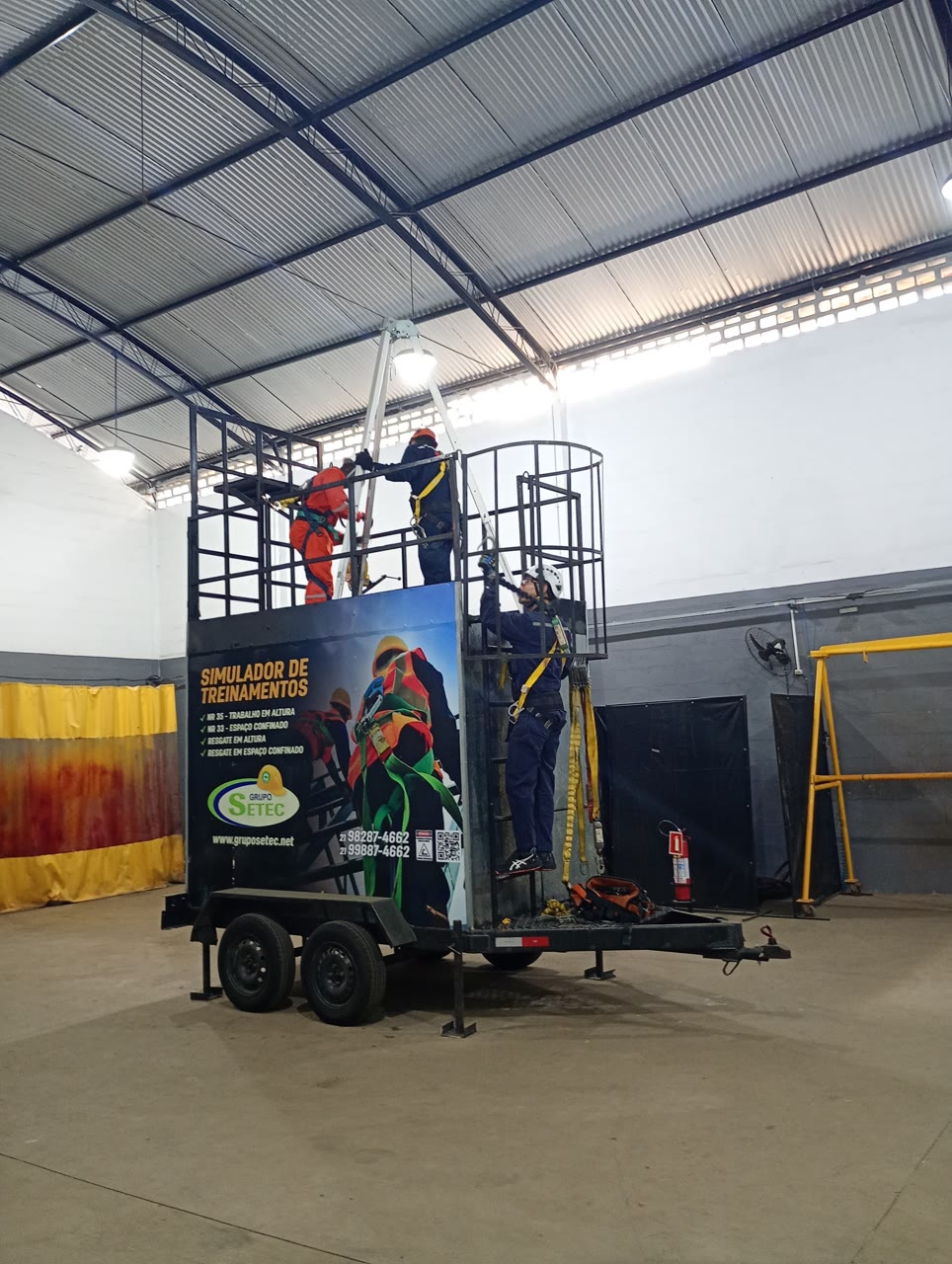 Simulador móvel do Grupo SETEC, com equipe treinando em altura